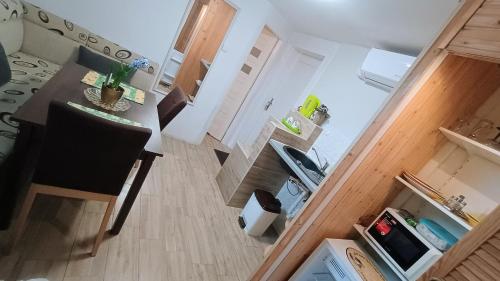 オストラヴァにあるRodinný Penzion Karinのリビングルーム、キッチン(テーブル、椅子付)が備わります。