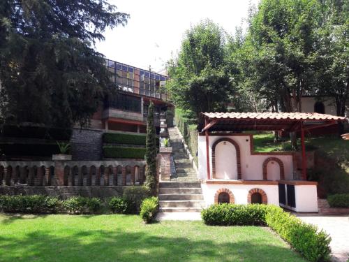 Κήπος έξω από το Cabaña de bosque con alberca