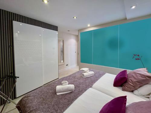 a bedroom with a large bed with purple pillows at Apartament Colon Bcn 130 mts 3 Dormitorios Port Vell in Barcelona