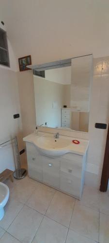 La salle de bains est pourvue d'un lavabo et d'un miroir. dans l'établissement u' caruggiu de cisan, à Cisano sul Neva