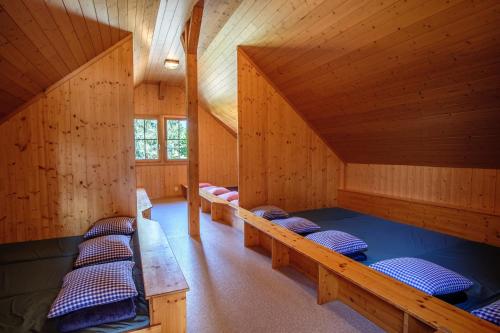 um quarto com 4 camas num chalé de madeira em Camping & Restaurant Wagenhausen bei Stein am Rhein em Wagenhausen