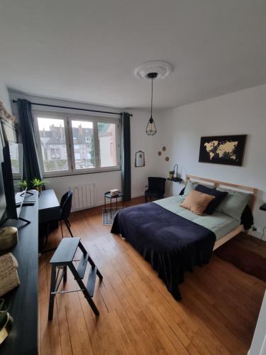 um quarto com uma cama, uma secretária e uma televisão em LE CONCORDE em Gien