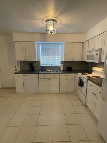Cozy Downtown Apartments on Waterにあるキッチンまたは簡易キッチン