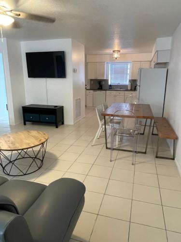 Cozy Downtown Apartments on Waterにあるキッチンまたは簡易キッチン