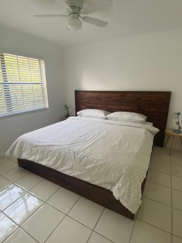 Cozy Downtown Apartments on Waterにあるベッド