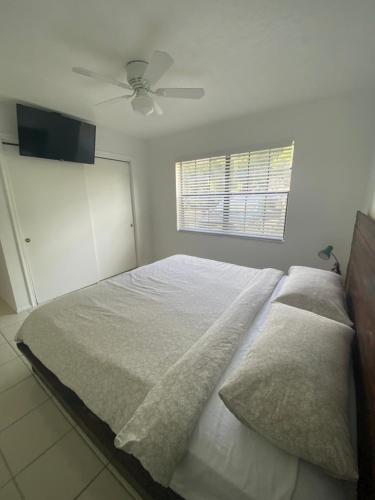 Cozy Downtown Apartments on Waterにあるベッド