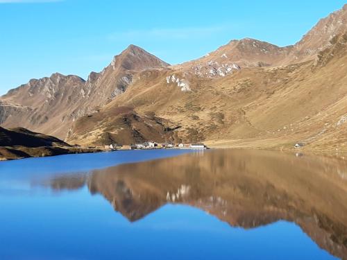 a view of a lake with mountains in the background at RISTORO TANEDA in Quinto