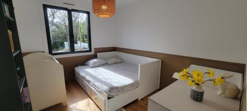 une petite chambre avec un lit et une fenêtre dans l'établissement Maison familiale avec piscine, à Tresses