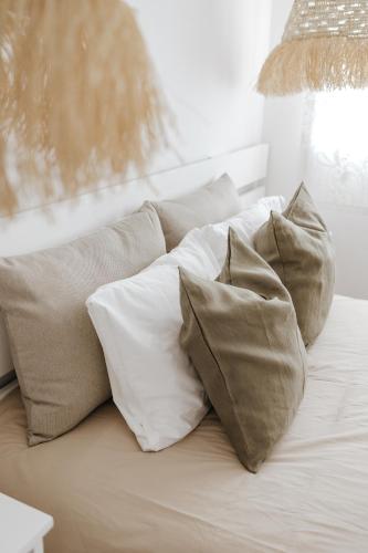 a pile of pillows sitting on top of a bed at Casa da Sereia in Leiria