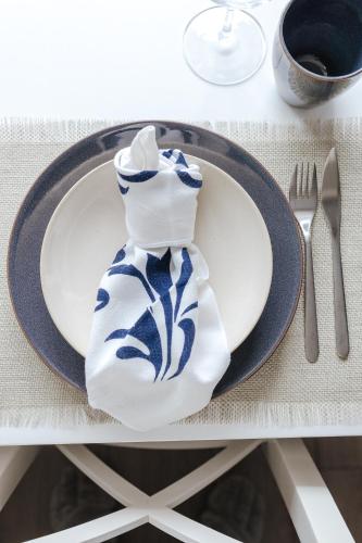 a blue and white vase sitting on a plate at Casa da Sereia in Leiria
