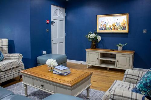 Χώρος καθιστικού στο Spacious 4BR house, 2 en suites with garden & on-site parking