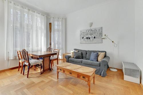 sala de estar con sofá y mesa en Park Winieckiego Apartment by Grand Apartments, en Sopot