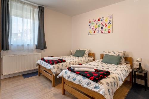 Ένα ή περισσότερα κρεβάτια σε δωμάτιο στο Apartman Jabuka - free parking