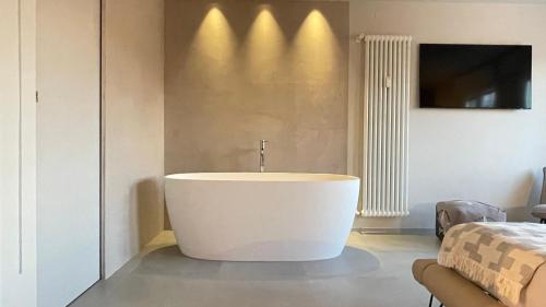 ein Bad mit einer weißen Badewanne in einem Zimmer in der Unterkunft Mediceo 42 in Pisa