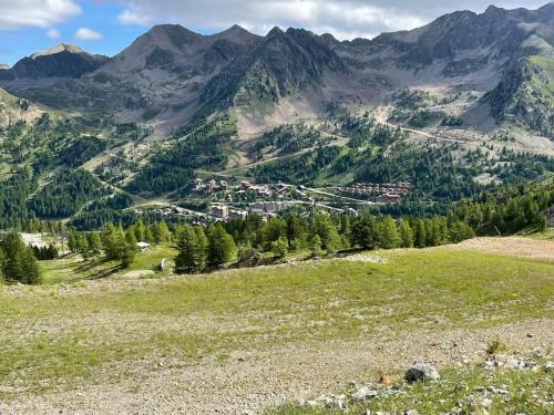 a view of a valley in the mountains at Appartement 6 personnes les terrasses d isola2000 in Isola