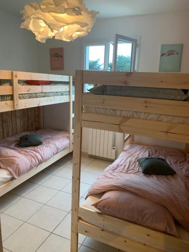 Ce dortoir comprend 2 lits superposés. dans l'établissement Maison 10/12 pers à 5 min du Phare des Baleines, à Saint-Clément-des-Baleines