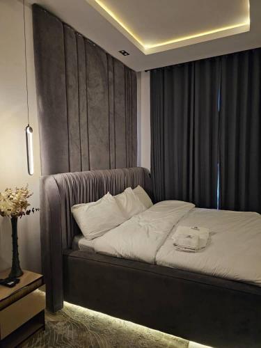 - une chambre avec un lit doté d'une tête de lit noire dans l'établissement Amys_Apartments, à Lagos