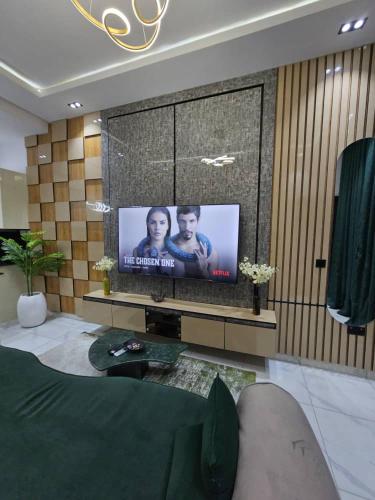  Il comprend un salon doté d'une télévision murale à écran plat. dans l'établissement Amys_Apartments, à Lagos