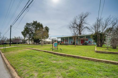 Taman di luar Retro Retreat in Llano with Screened Porch!
