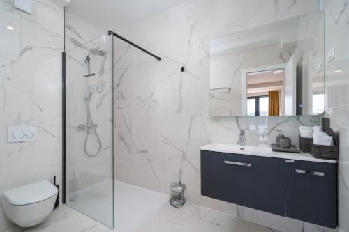 une salle de bains avec douche, toilettes et lavabo dans l'établissement Apartment Laurus five stars, à Dubrovnik