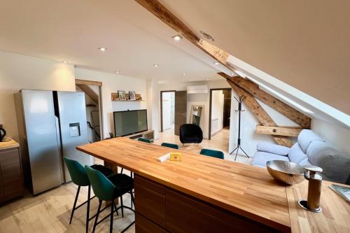 een keuken en een woonkamer met een groot houten aanrecht bij Quiet luxury nest in the heart of Gérardmer in Gérardmer