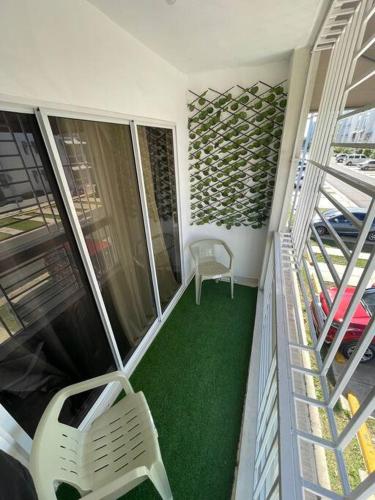balkon ze stołem i krzesłem na podłodze w obiekcie Tranquilo apartamento cercano al aeropuerto w mieście Los Paredones