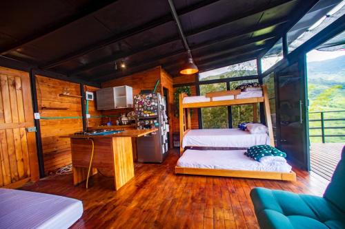 Zimmer mit einem Bett und einem Schreibtisch in einem Haus in der Unterkunft El Templo del Agua in San Rafael