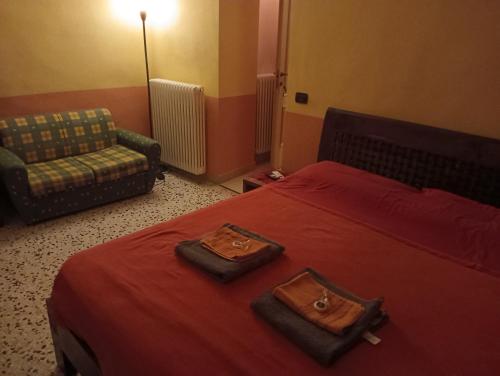 Una habitación de hotel con una cama con dos bolsas. en B&B I tre gatti, en Frassinello Olivola