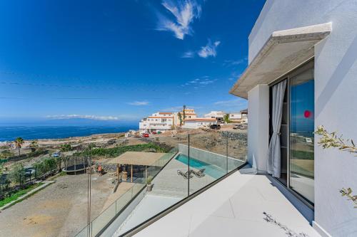 a view of the ocean from the balcony of a house at Villa Casa Gavion in Los Menores