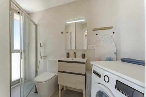 a bathroom with a washing machine and a sink at Villa Casa Gavion in Los Menores