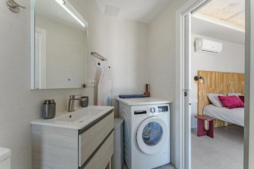 a bathroom with a washing machine and a sink at Villa Casa Gavion in Los Menores