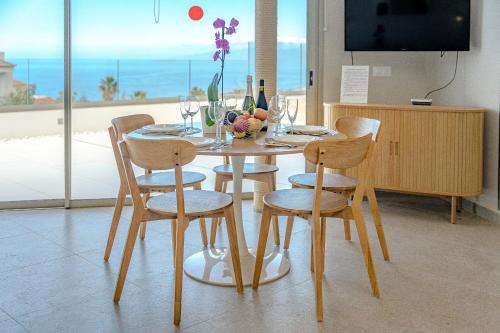 a table with chairs and a table with wine glasses at Villa Casa Gavion in Los Menores