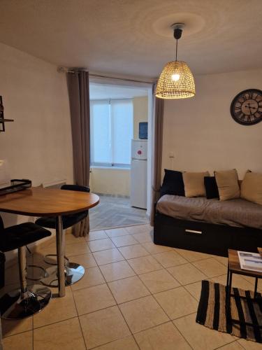 un salon avec un canapé et une table dans l'établissement Les Sablettes,Soleil et douceur I, à La Seyne-sur-Mer