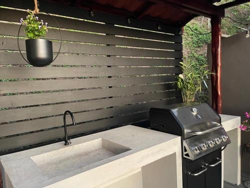 uma cozinha com um lavatório e um grelhador em Villa Del Mar 1 Spectacular ocean view! em Dominical