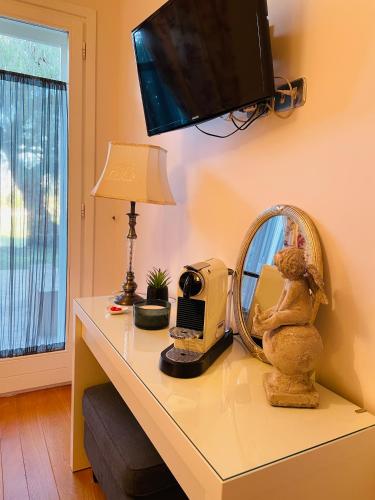 TV a/nebo společenská místnost v ubytování Casa Fiorita Appia Antica