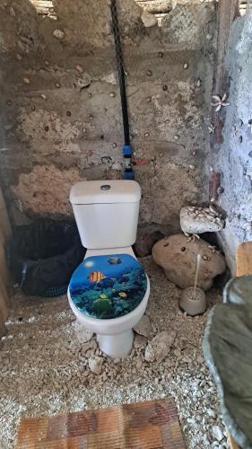 a bathroom with a toilet with a fish tank on it at Mahana Tua Lodge Huahine in Puahua