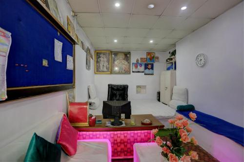 sala de estar con sofá y mesa con TV en Super OYO Hotel Ram Ji Vatika, en Datia