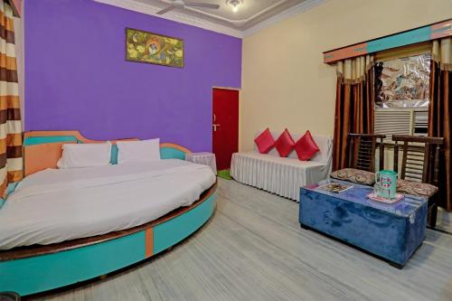 Gulta vai gultas numurā naktsmītnē Super OYO Hotel Ram Ji Vatika