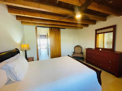 Un dormitorio con una gran cama blanca y una cómoda. en new condo, luxury value, en Plaza Santa María