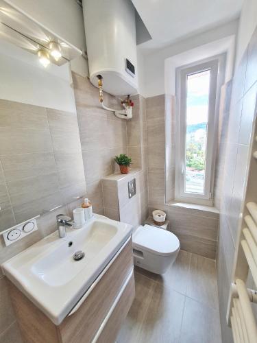 une salle de bain avec un lavabo blanc et des toilettes dans l'établissement Studio Cosy & Lumineux *Centre ville Cannes*, à Cannes
