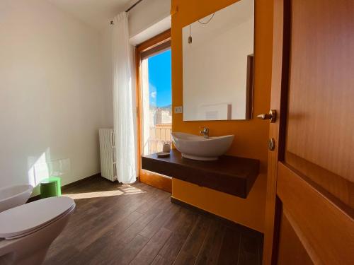 bagno con lavandino e servizi igienici di Carrales Guest House a Nuoro