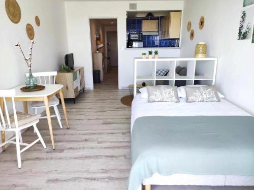 une chambre avec un lit et une table et une cuisine dans l'établissement Studio 