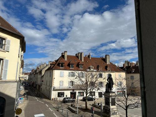 - une vue sur un grand bâtiment d'une ville dans l'établissement F2 hyper centre ville Lons, à Lons-le-Saunier