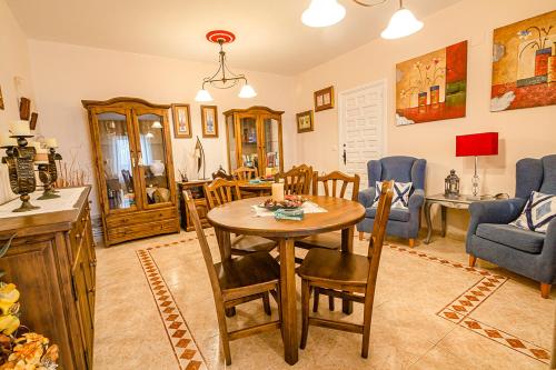 a kitchen and dining room with a table and chairs at Posada la Hijuela in Queveda
