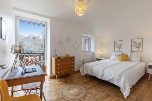 une chambre avec un lit, un bureau et un ordinateur dans l'établissement Col du Tourmalet : T3 lumineux avec 2 balcons/wifi, à Bagnères-de-Bigorre