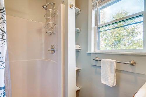 La salle de bains est pourvue d'une douche et d'une fenêtre. dans l'établissement Peaceful Hendersonville Cabin - Hot Tub and Fire Pit, à Hendersonville
