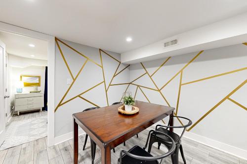 Photo de la galerie de l'établissement Downtown Retreat - Your Urban Oasis, à College Park