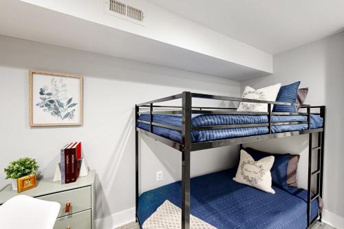 1 dormitorio con 2 literas en una habitación en Downtown Retreat - Your Urban Oasis, en College Park