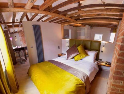 um quarto com uma cama grande num quarto em Henry's em Oxford