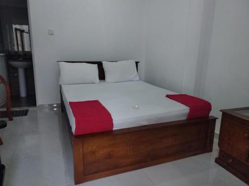 เตียงในห้องที่ Sri hotel room's